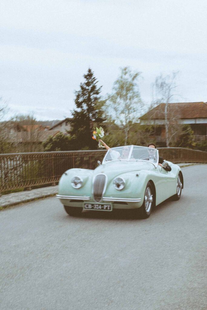 L Amour Fou 3 Maude C Photographe bride groom vintage car ride