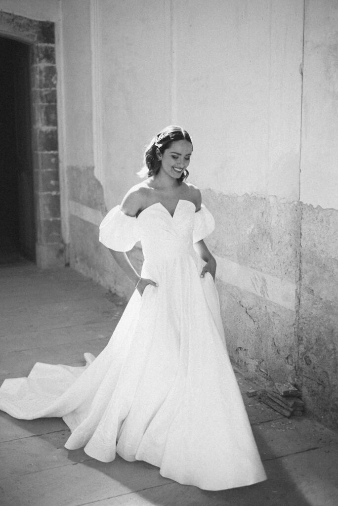 L Amour Fou 3 Maude C Photographe bride walking hands on pockets black white photo