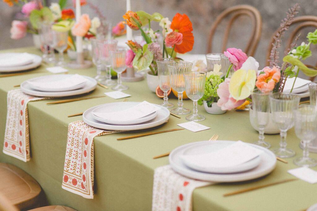 L Amour Fou 3 Maude C Photographe colorful flowers centerpeice wine glasses colorful table napkins reception table