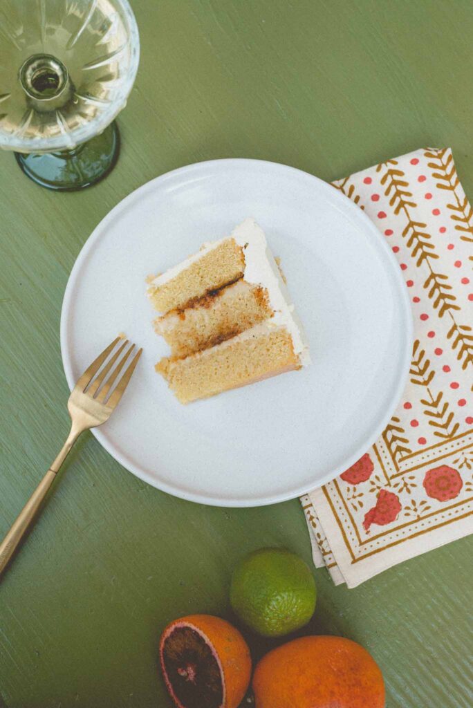 L Amour Fou 3 Maude C Photographe detail shot cake in plate green table colorful napkin