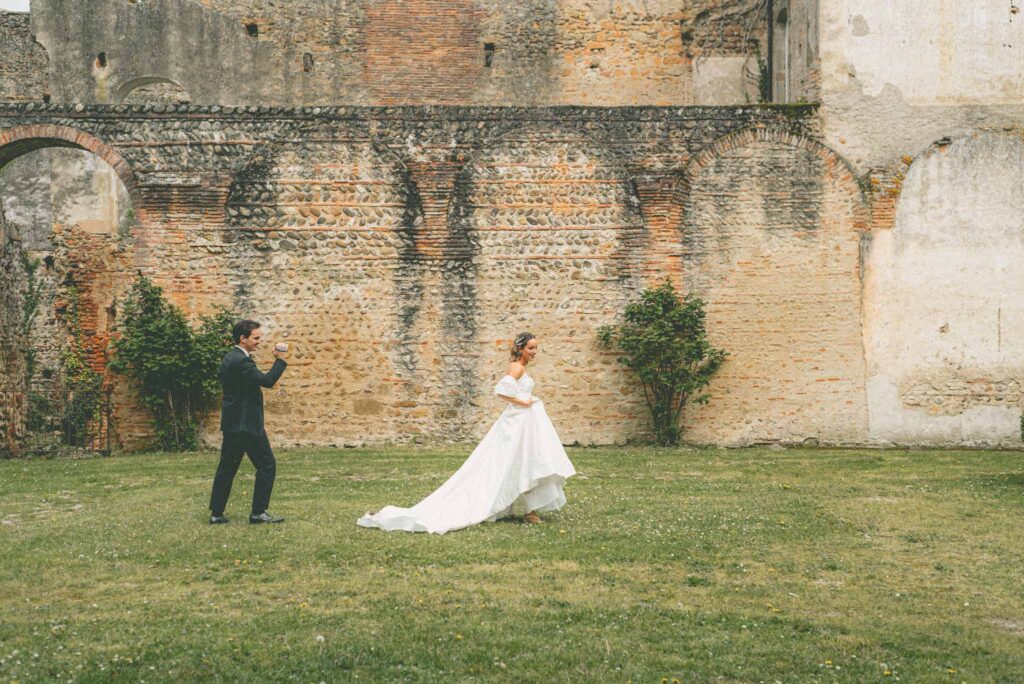 L Amour Fou 3 Maude C Photographe groom capturing bride candid shot