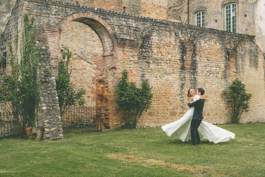 L Amour Fou 3 Maude C Photographe groom carrying bride twirling