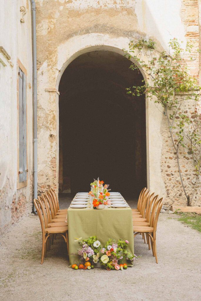 L Amour Fou 3 Maude C Photographe long table wood chairs colorful flower decor reception