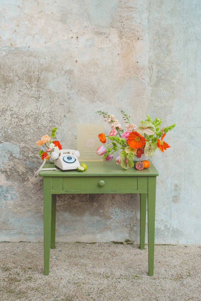 L Amour Fou 3 Maude C Photographe vintage telephone guests message green table