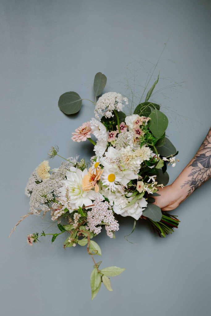 Mariage dime de giverny bouquet wild white flowers leaves 