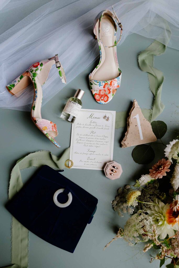 Mariage dime de giverny bride accessories shoe flowers flatlay shot