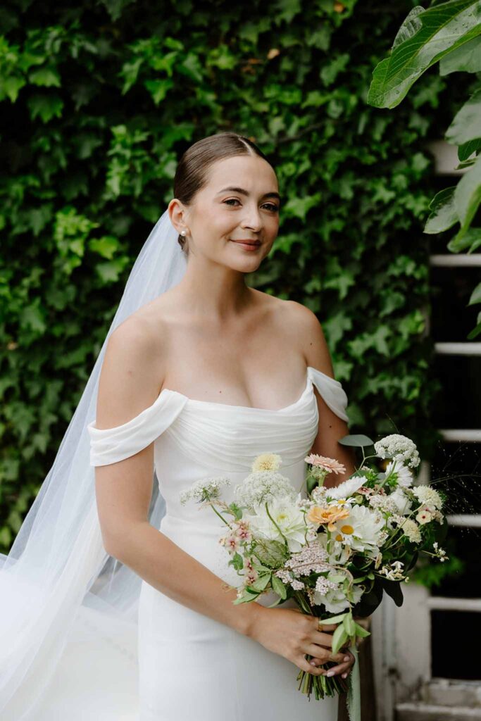 dîme de giverny bride beauty shot holding bouquet long veil