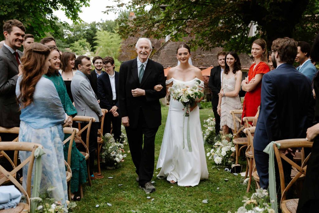 Mariage dime de giverny bride brides father walking down aisle guests looking