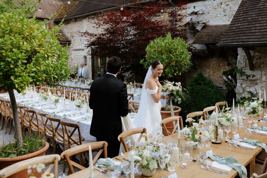 Mariage dime de giverny bride groom checking reception tables design arrangement