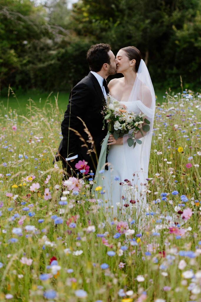 Mariage dime de giverny bride groom kissing middle colorful flower field