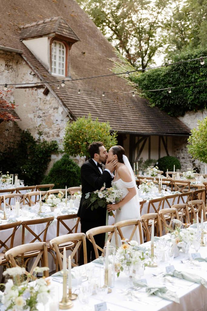 Mariage dime de giverny bride groom kissing reception area