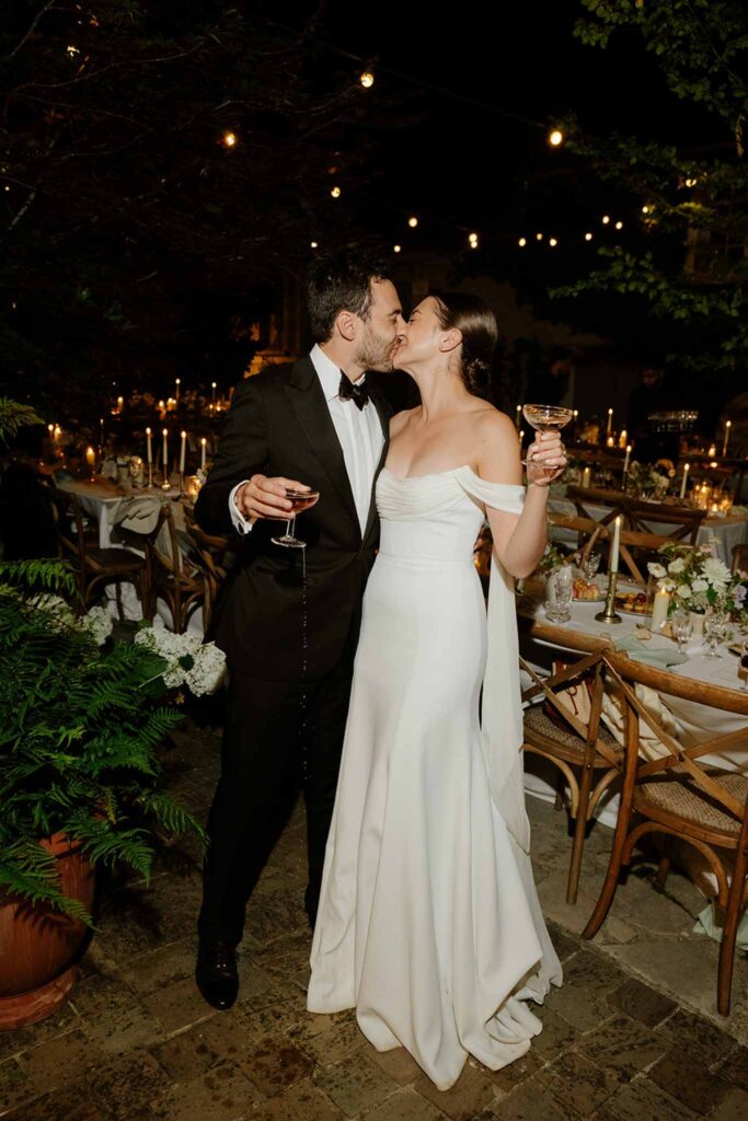 Mariage dime de giverny bride groom kissing while holding wine glass