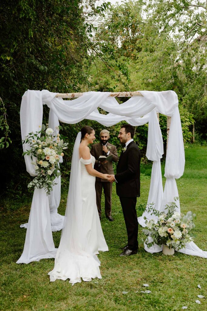 Mariage dime de giverny bride groom officiant ceremony arch