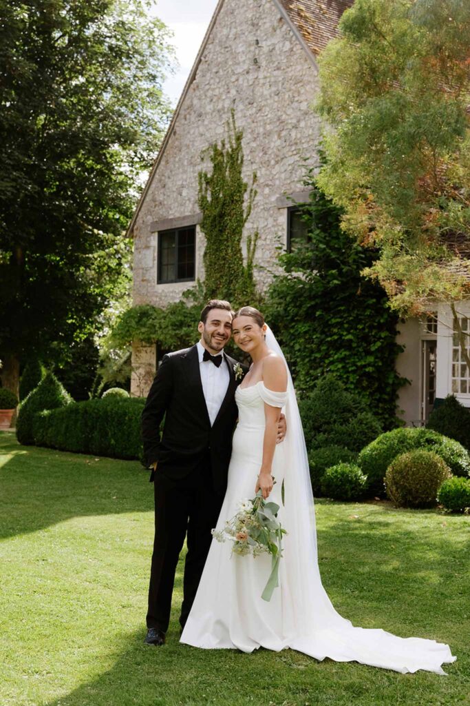 Mariage dime de giverny bride groom photo together old building background