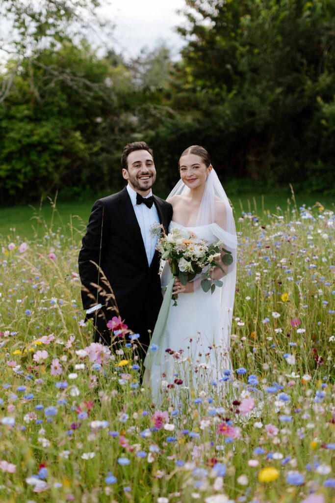 Mariage dime de giverny bride groom standing colorful flower field