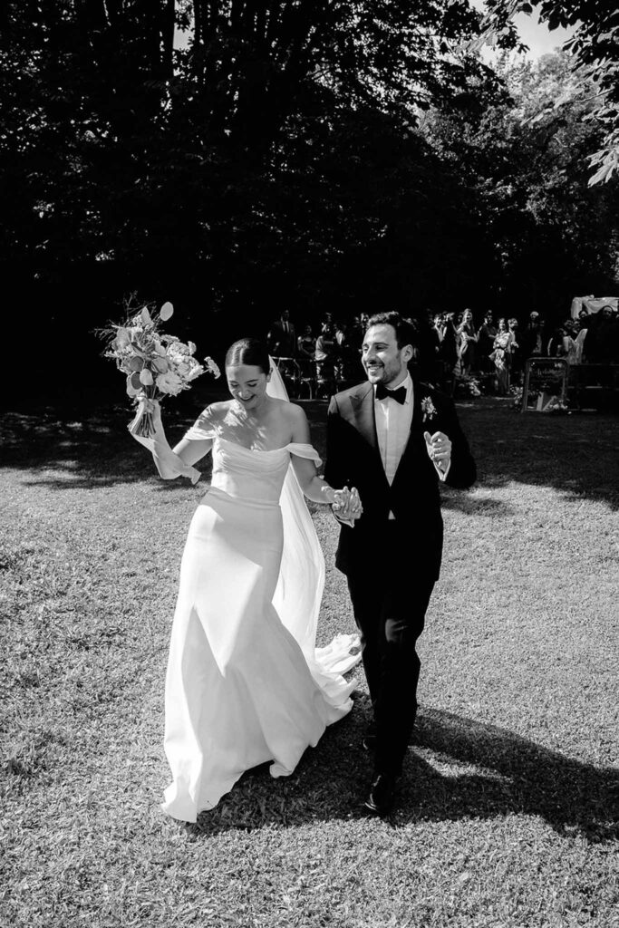 Mariage dime de giverny bride groom walking holding hands black white photo