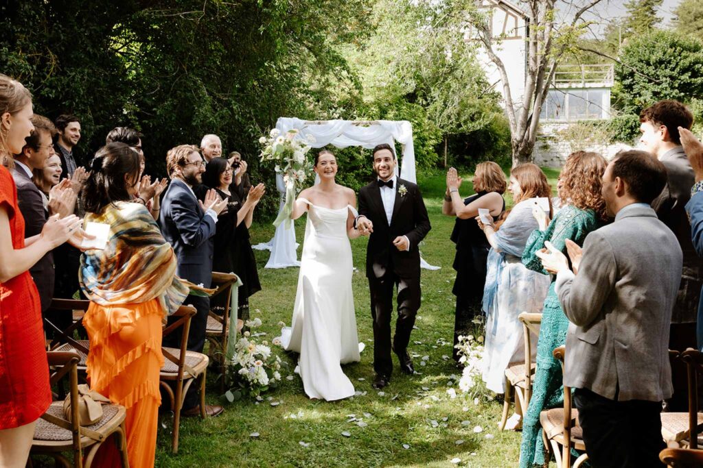 Mariage dime de giverny bride groom walking out ceremony guests clapping