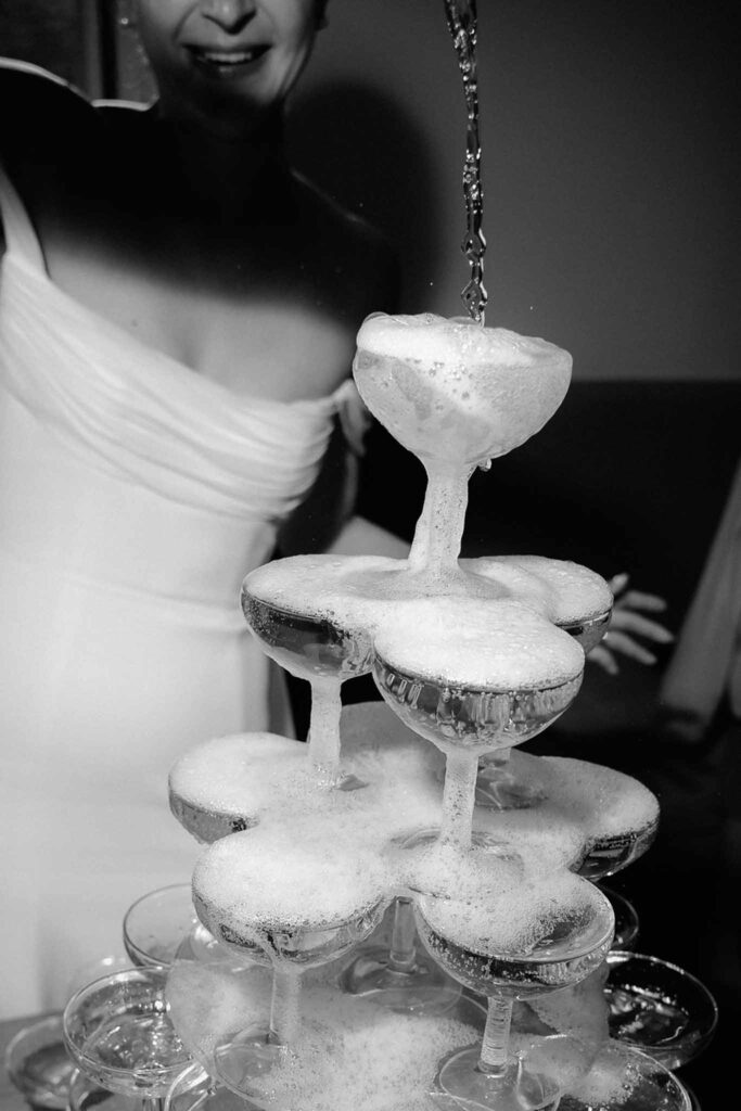 Mariage dime de giverny bride pouring wine in wine glass tower