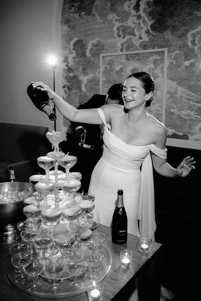 Mariage dime de giverny bride pouring wine wine glass tower black white photo