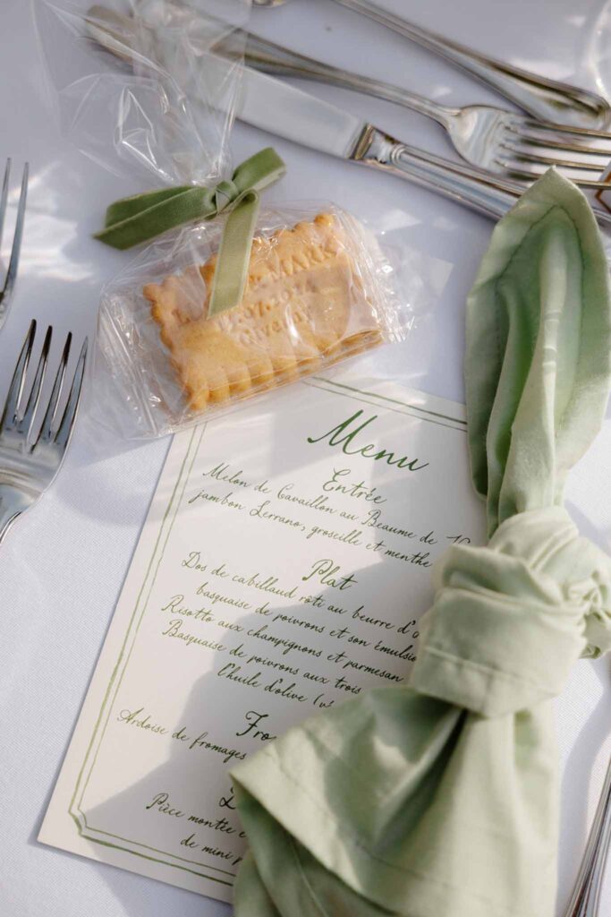 Mariage dime de giverny customized biscuit menu card green napkin reception table