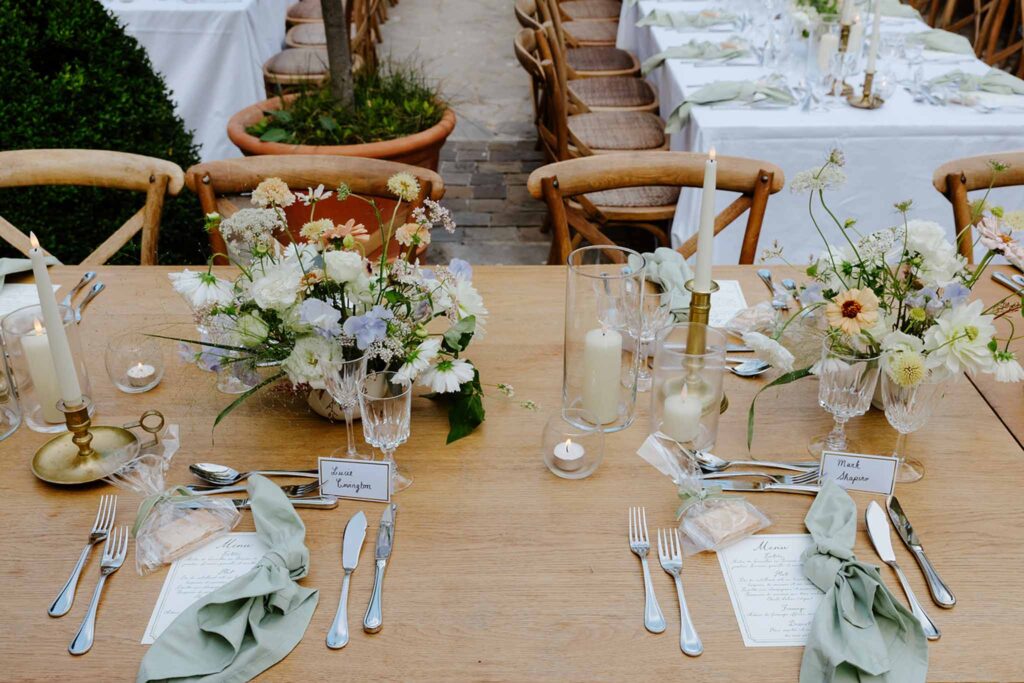 Mariage dime de giverny detail shot principal reception table