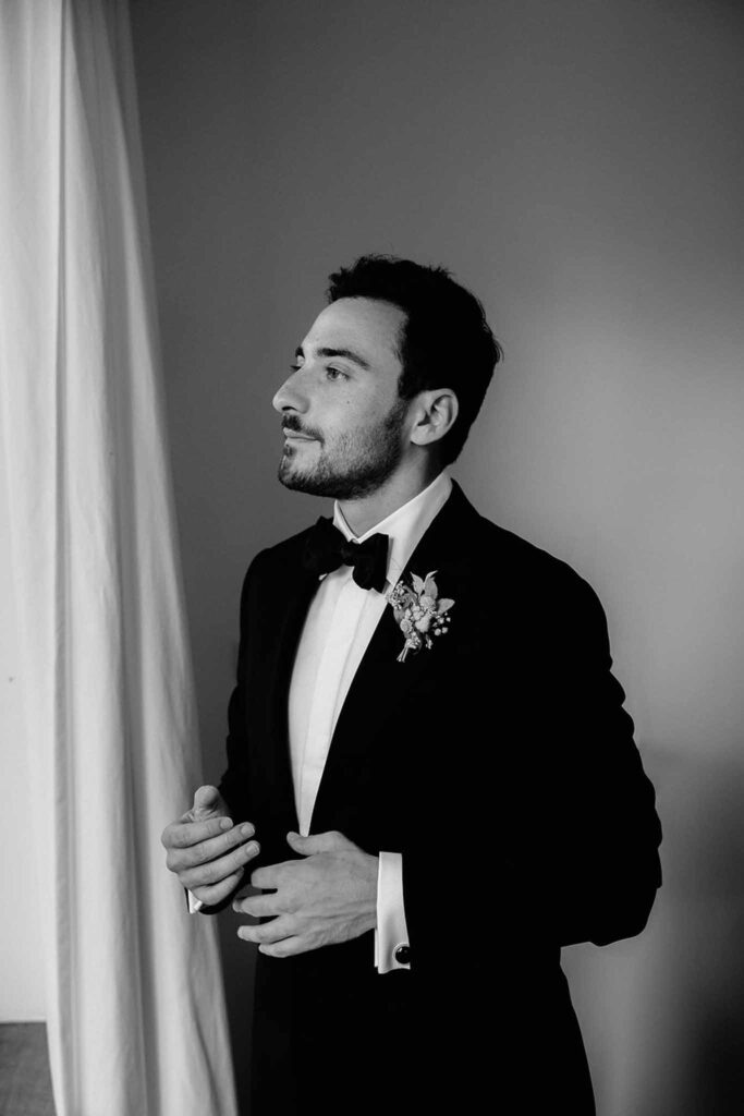 Mariage dime de giverny groom holding coat beauty shot black white photo