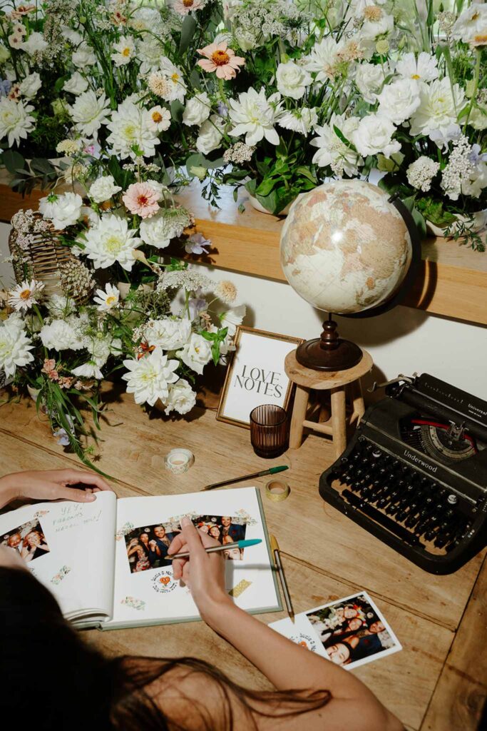 Mariage dime de giverny guest book guest writing message typewriter decor white flower background