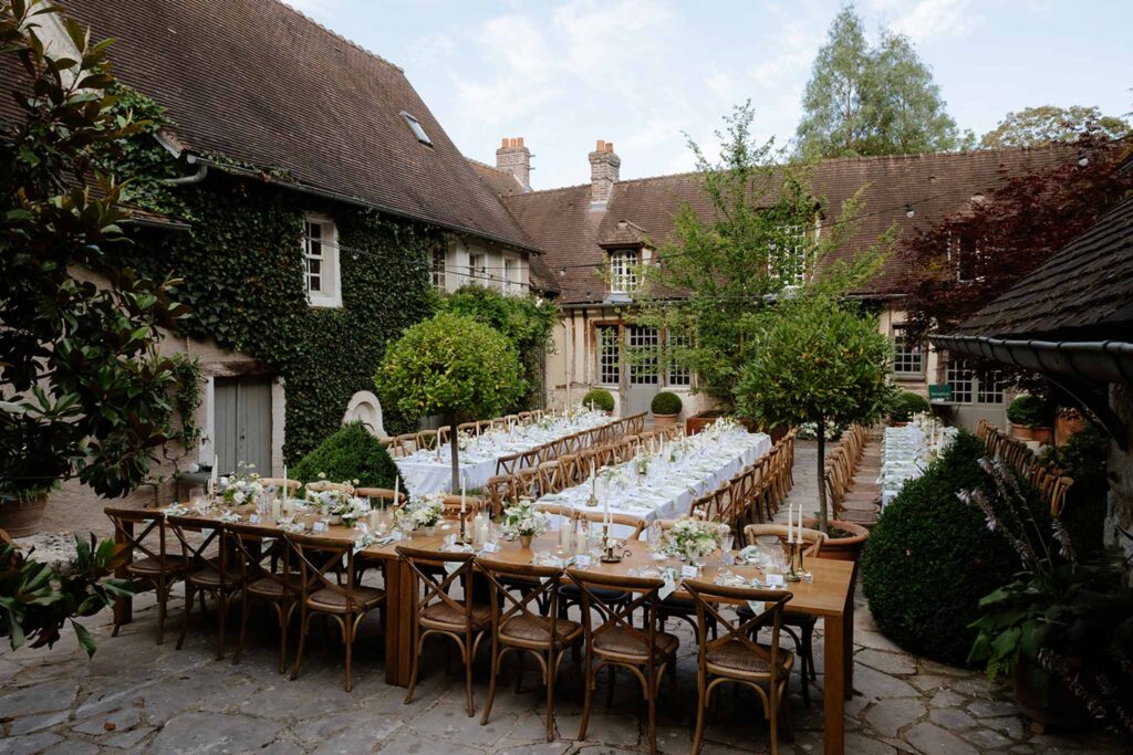 Mariage dime de giverny long table set up old house around