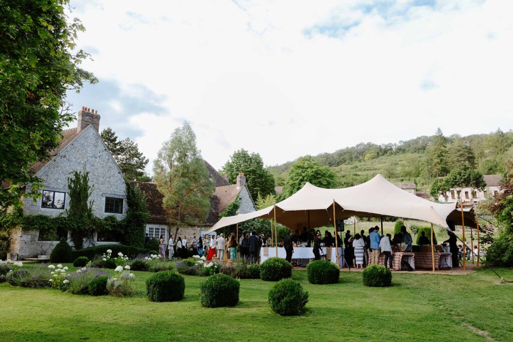 Mariage dime de giverny reception tent outside old house