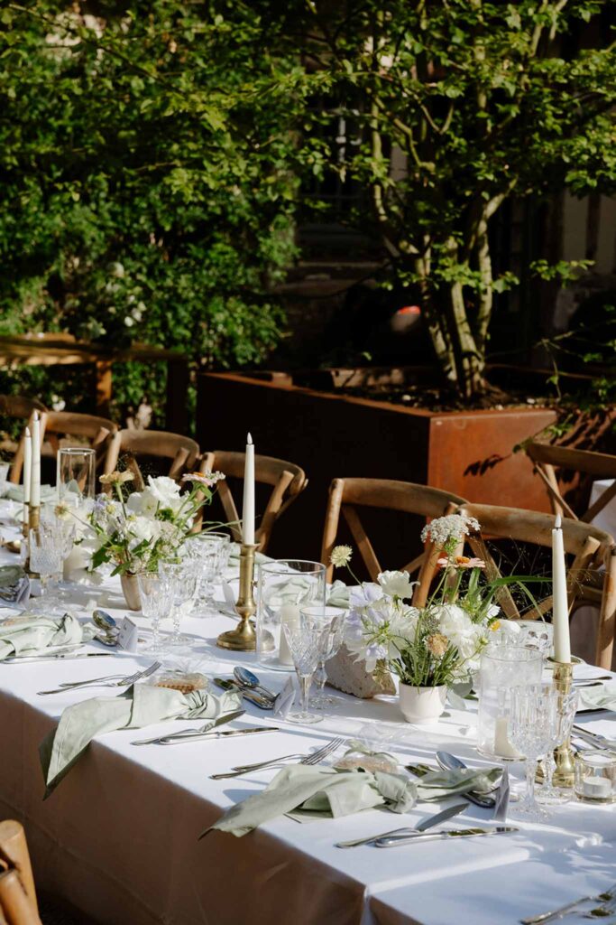 Mariage dime de giverny simple flower centerpiece white candle reception table