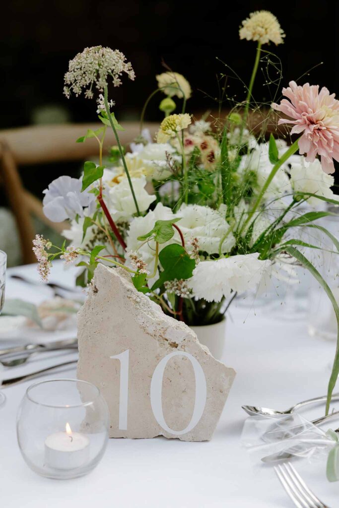 Mariage dime de giverny table number written white stone candle glass