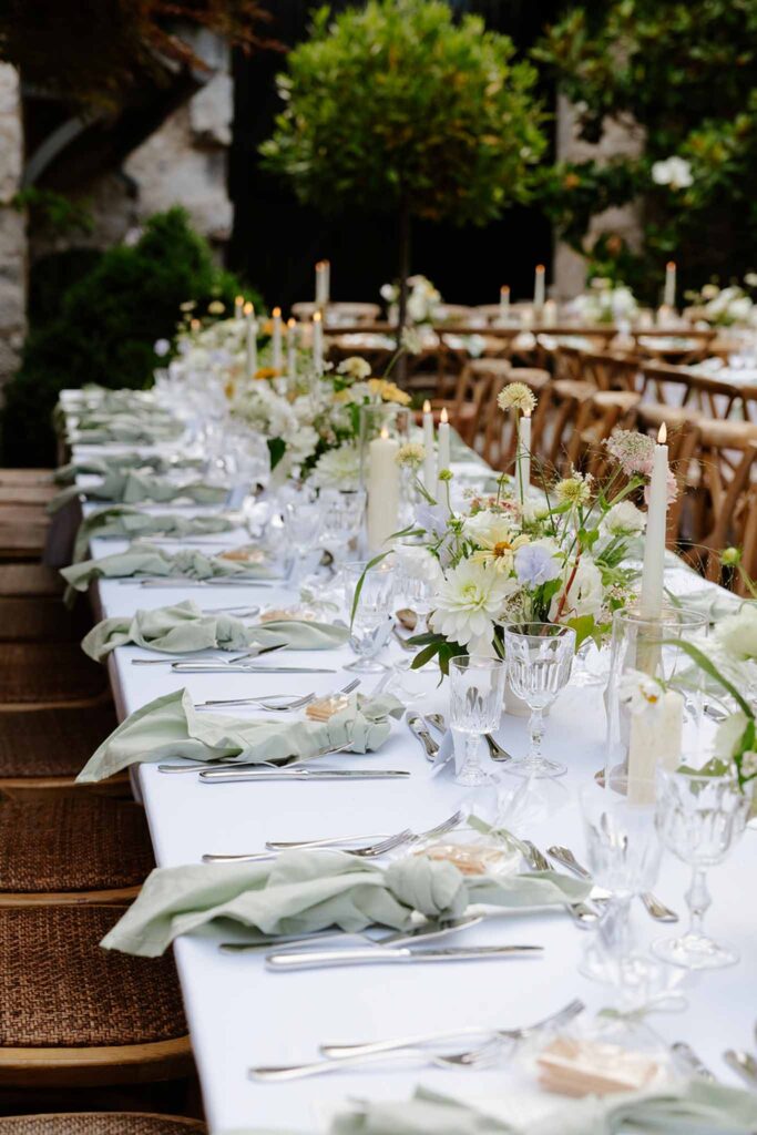 Mariage dime de giverny white candles flower centerpiece reception table close up shot