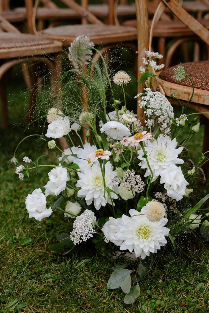 Mariage dime de giverny white flower ceremony design close up shot