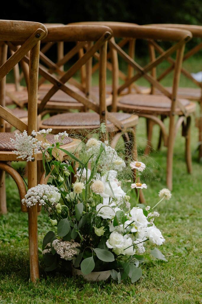 Mariage dime de giverny white flower design ceremony aisle wood chairs