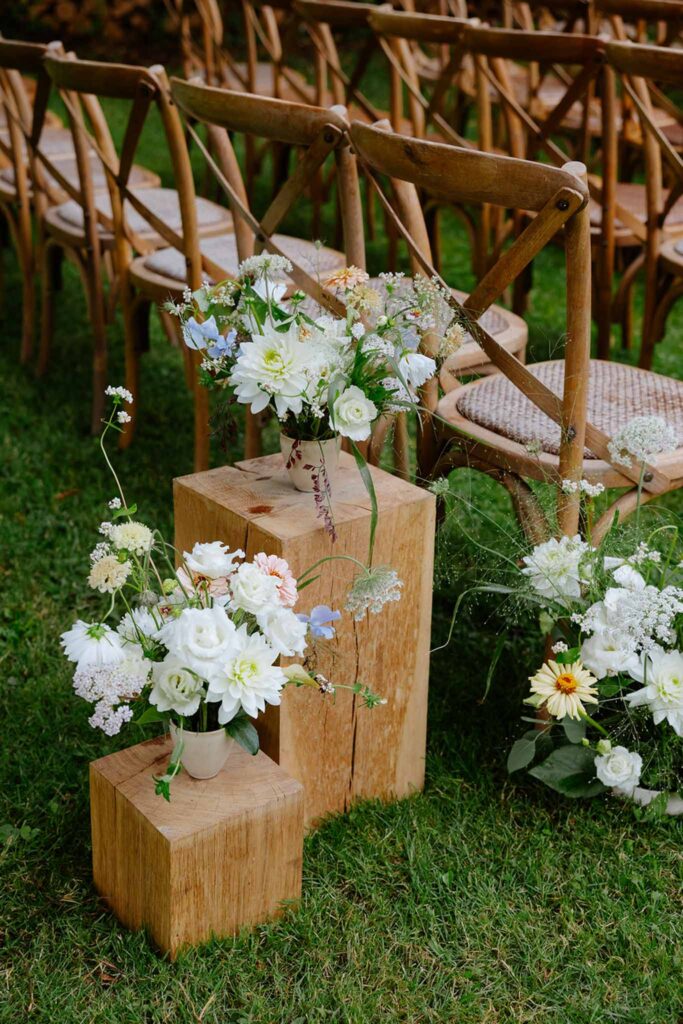 Mariage dime de giverny white pots white flowers ceremony aisle