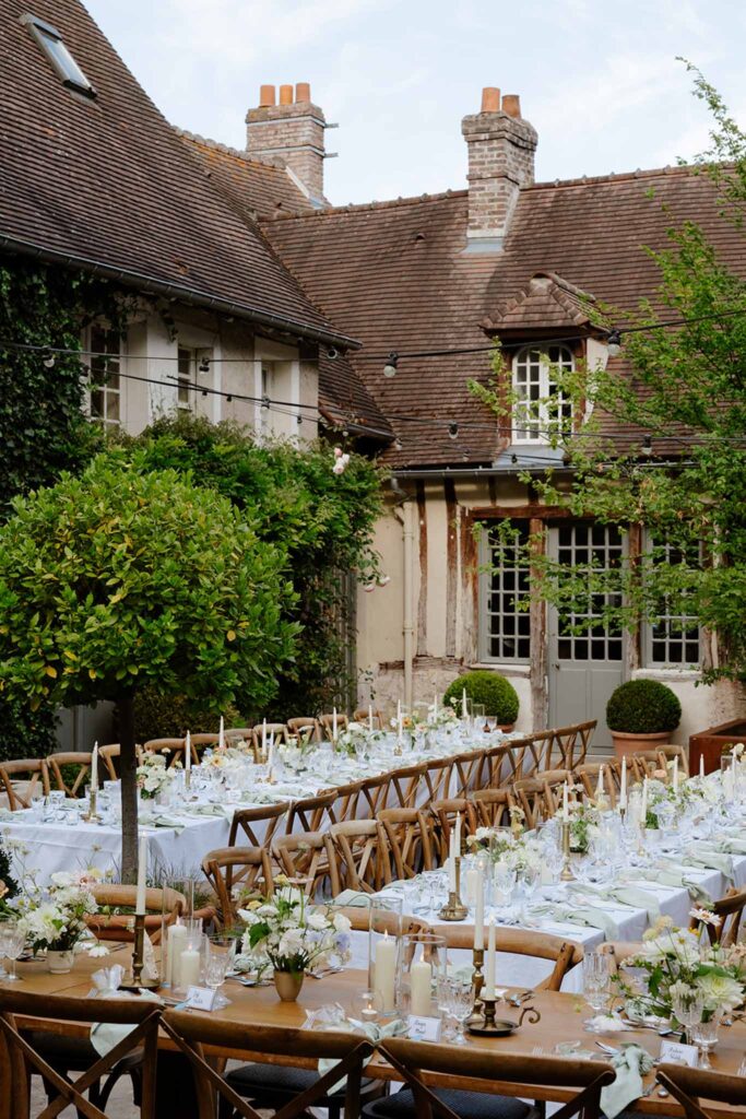 Mariage dime de giverny wood chairs long tables white decors string lights