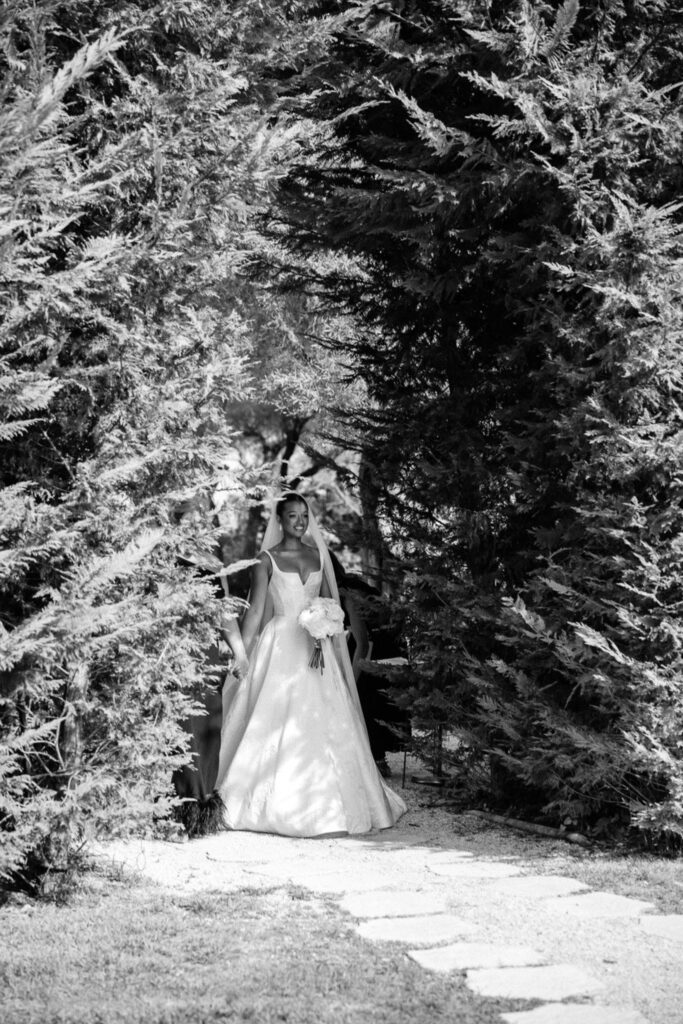 Bastide du Roy J.Jellet bride entering ceremony area black white photo