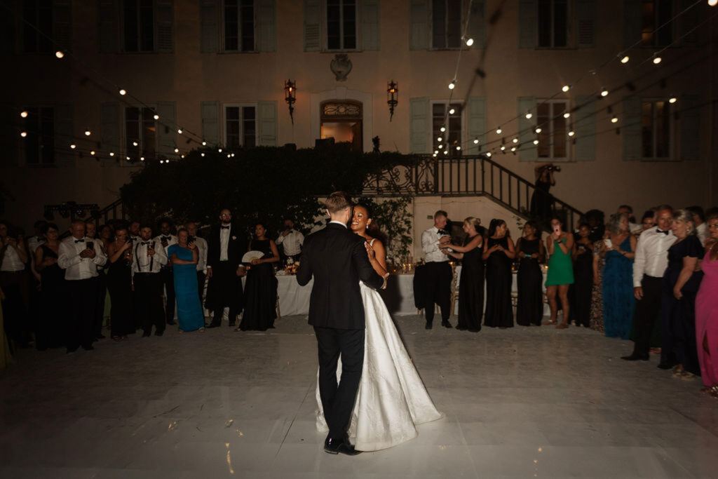 Bastide du Roy J.Jellet bride groom dancing dancefloor guests around