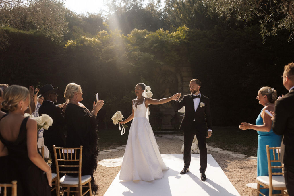 Bastide du Roy J.Jellet bride groom guests clapping after ceremony