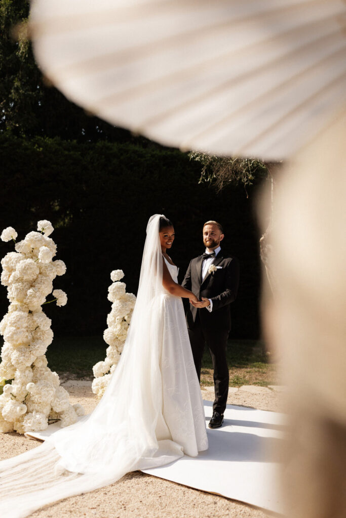 Bastide du Roy J.Jellet bride groom holding hands front ceremony