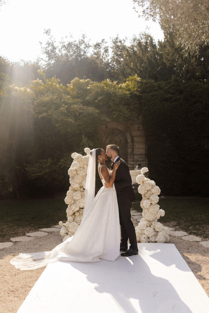 Bastide du Roy J.Jellet bride groom kissing ceremony