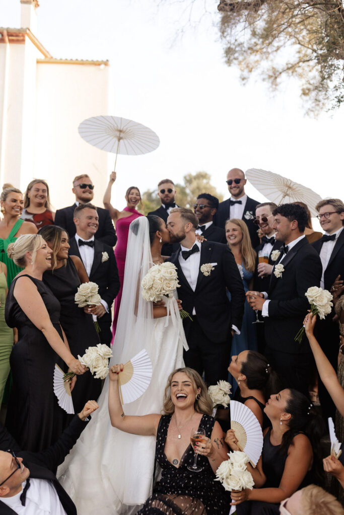 Bastide du Roy J.Jellet bride groom kissing guests all around cheering