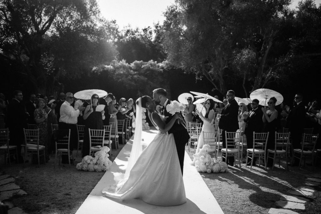 Bastide du Roy J.Jellet bride groom kissing guests background