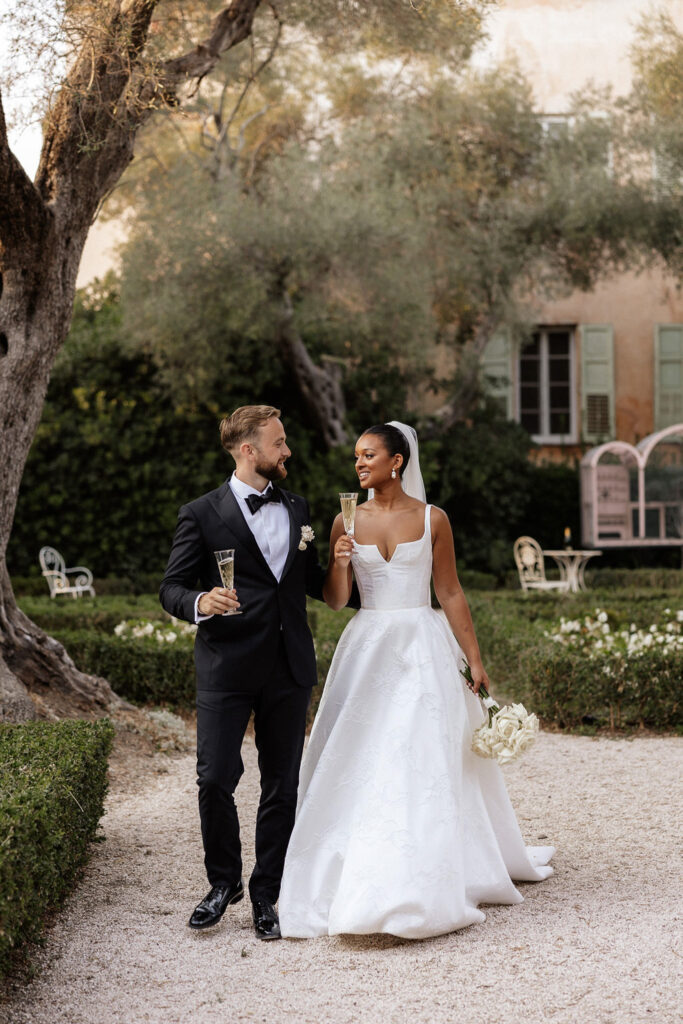 Bastide du Roy J.Jellet bride groom looking each other holding champagne glass