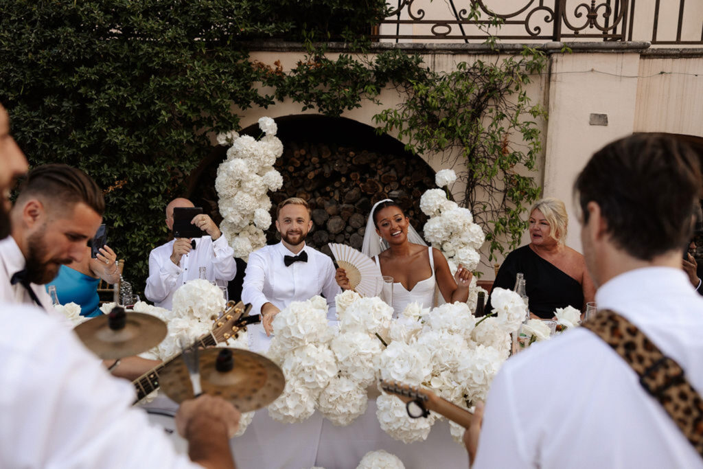 Bastide du Roy J.Jellet bride groom sitting reception played music musician