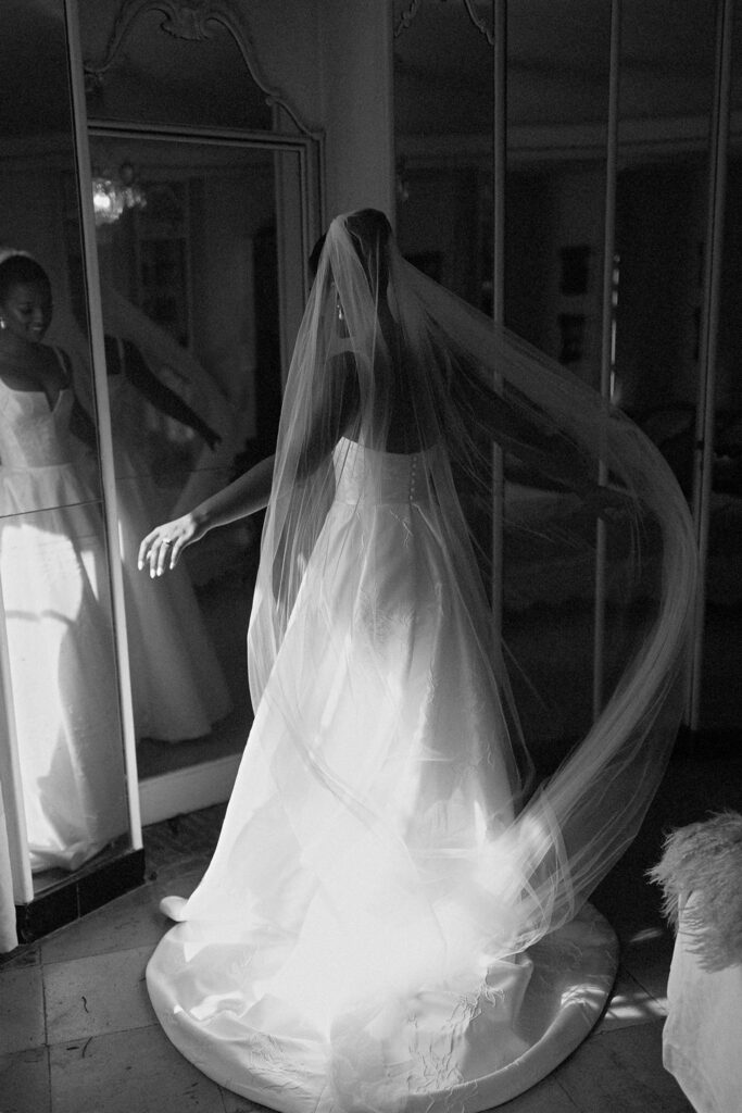 Bastide du Roy J.Jellet bride looking at mirror veil dress black white photo