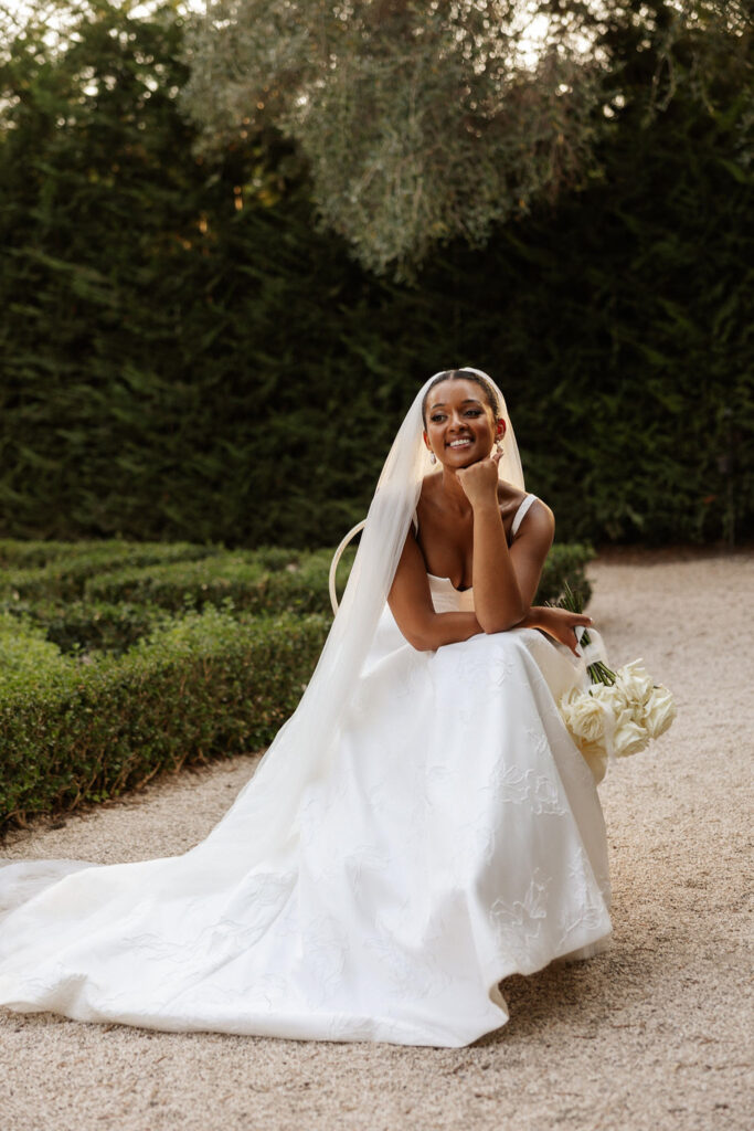 Bastide du Roy J.Jellet bride sitting hands under chin holding bouquet