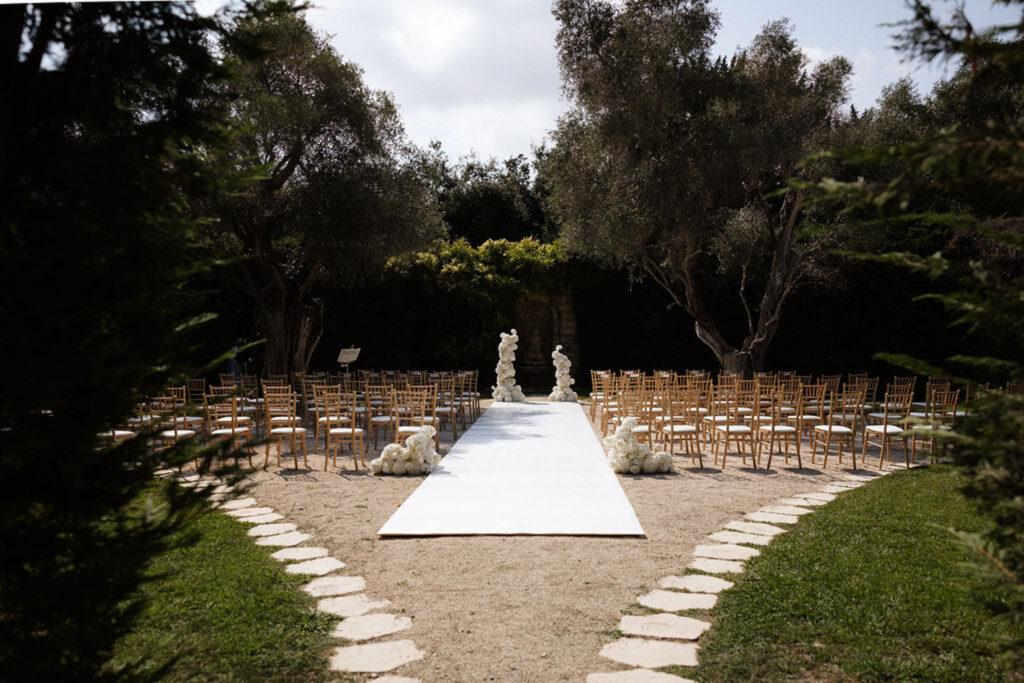 Bastide du Roy J.Jellet ceremony area tiffany chairs garden