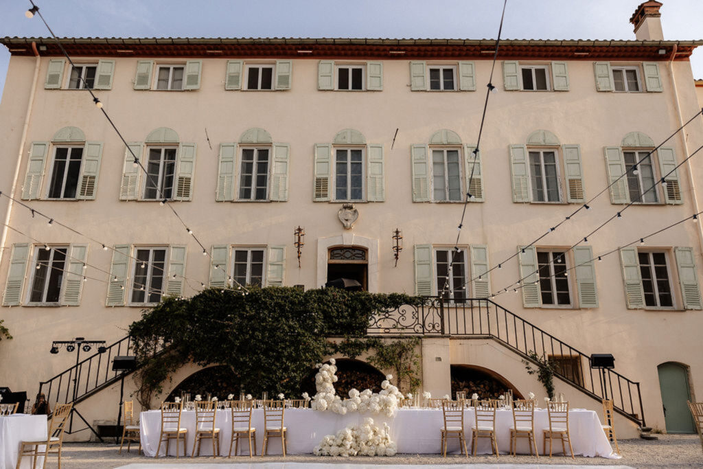 Bastide du Roy J.Jellet presidential table old many windows building background