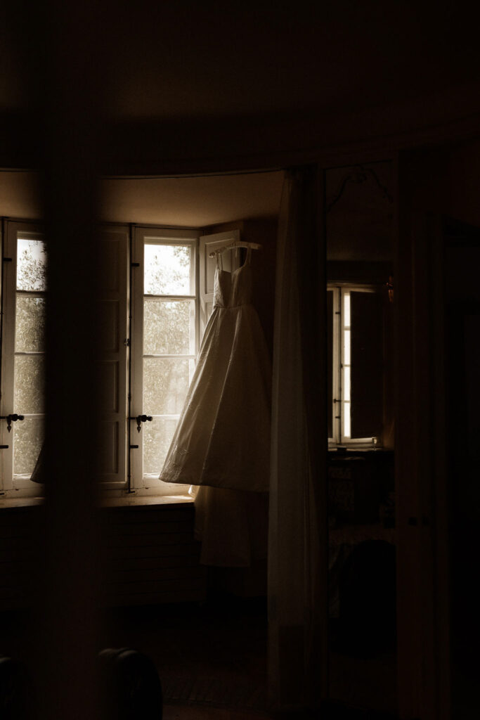 Bastide du Roy Joan Jellet bride dress window dark room